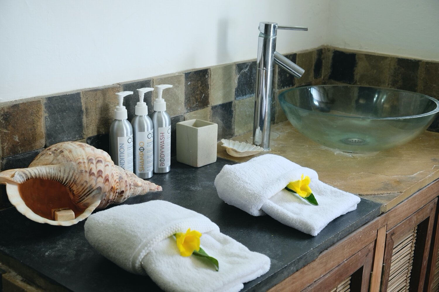 Bed+2+bathroom+Kualuka+Cottage+420+South+Diani+Kenya